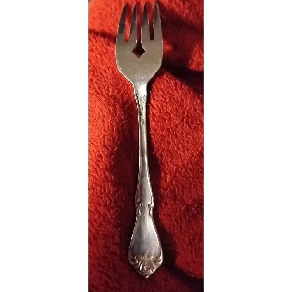 Oneida USA Stainless Arbor Rose‎ True Rose One Salad Fork Discontinued flatware